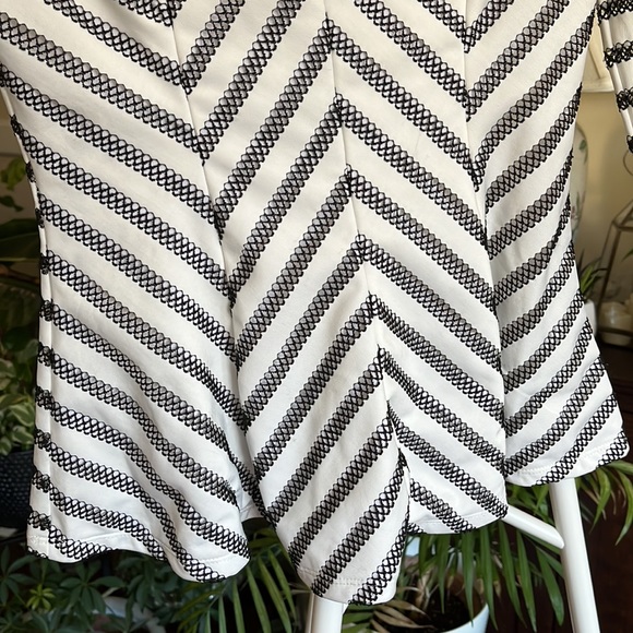 💖🤍🖤Guess White & Black Crochet Stripe Pattern Peplum Top-XS-EUC - Picture 8 of 14